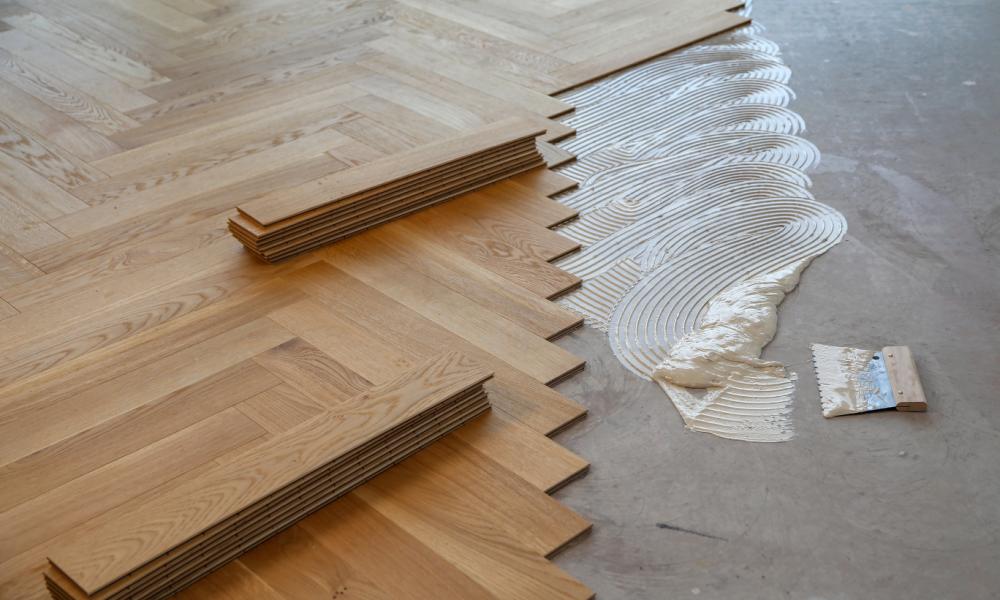 Warum der Klebstoff beim Verlegen von Holzböden so wichtig ist Warum der Klebstoff beim Verlegen von Holzböden so wichtig ist